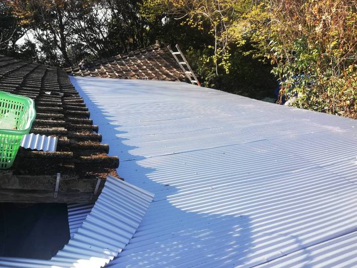 熊本市玉名郡での屋根工事（波型鉄板の張り付け）のサムネイル